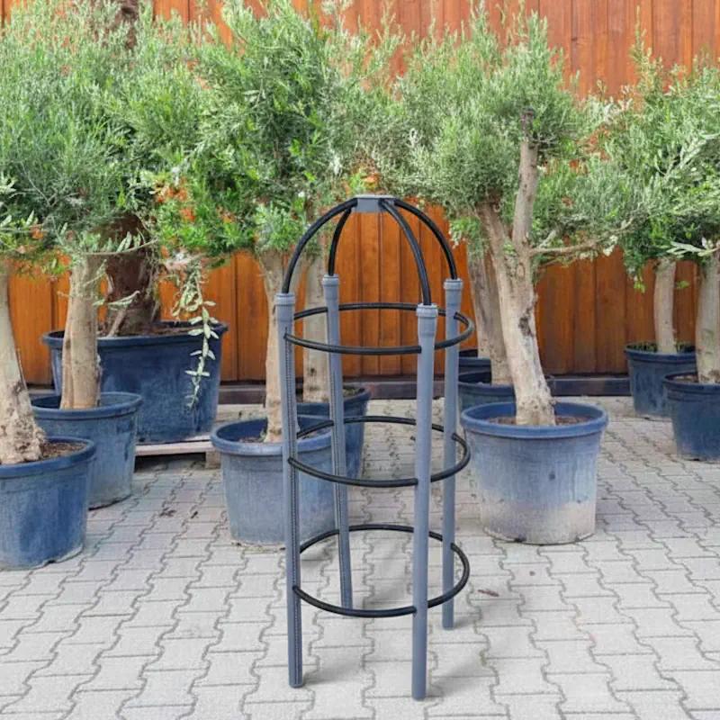 Winterschutz-Gestell aus HT-Rohren mit atmungsaktivem Pflanzensack für Olivenbaum